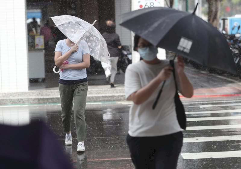 中央氣象局24日表示,基隆北海岸、東半部及大台北地區有局部短暫雨發生的機率,台北市區午後降下陣雨,民眾撐傘遮擋雨勢。中央社記者吳家昇攝 110年9月24日 (圖:中央社)