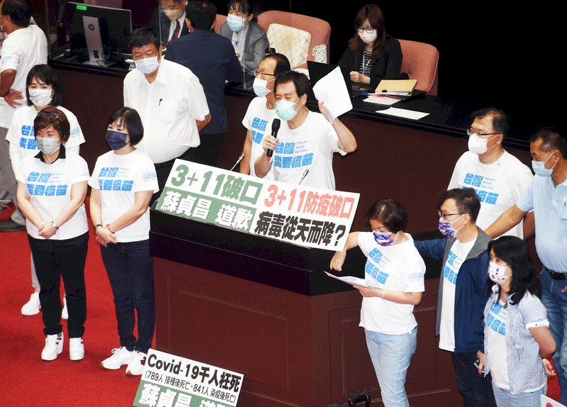國民黨立法院黨團24日對行政院3+11補充報告內容仍然失望,占據議場官員席、備詢台及發言台,並擺放「3+11破口、蘇貞昌道歉」等標語;黨團總召費鴻泰(中)說,行政院所提3+11決策過程專案報告,「我們不接受」。中央社記者施宗暉攝 110年9月24日 (圖:中央社)