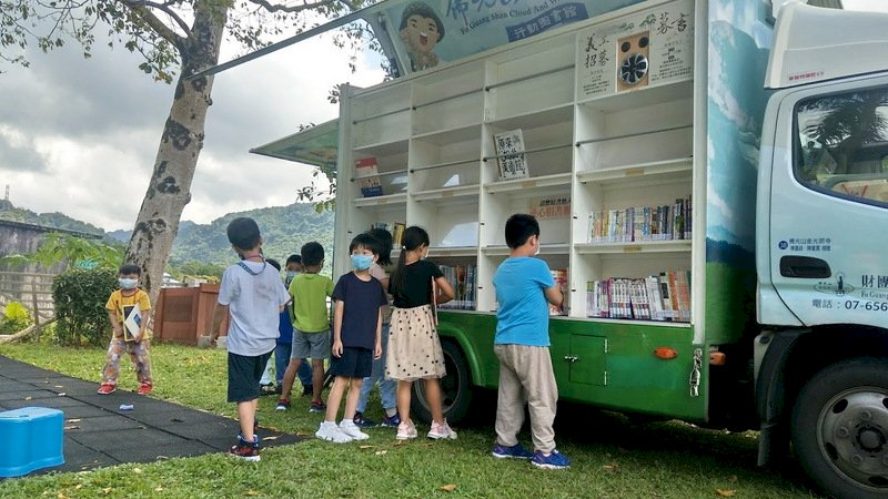 行動書車展翅偏鄉 和平國小樂閱讀