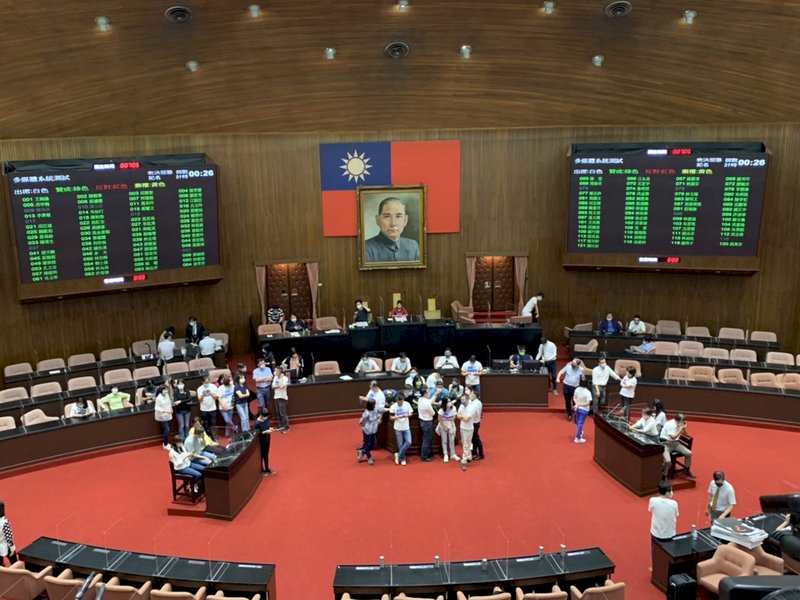 為確保行政院長蘇貞昌施政報告順利,民進黨團成員昨天晚上在議場輪值,不過國民黨團清晨拂曉突襲議場大門;議場大門上午7時開啟後,朝野立委衝進議場,衝突一觸即發。中央社記者郭建伸攝 110年9月28日 (圖:中央社)
