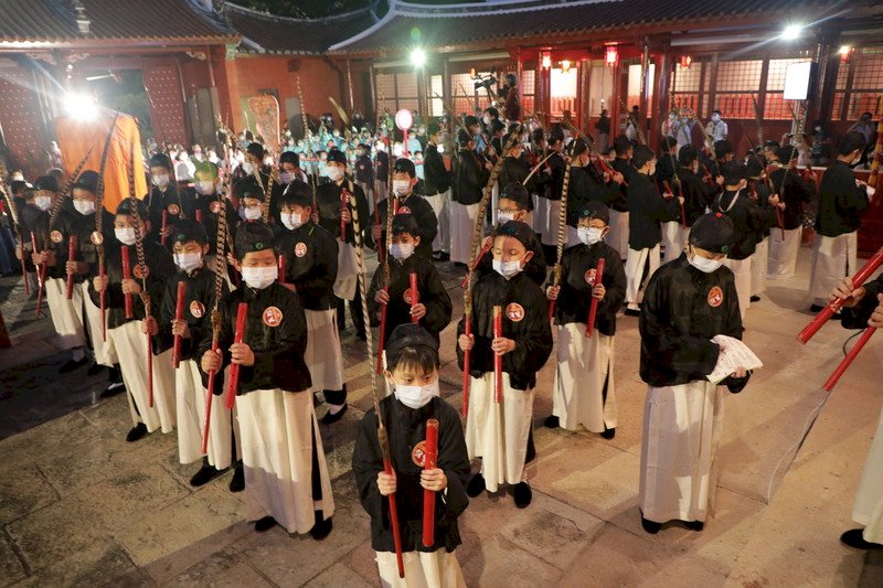 全台首學台南孔廟28日祭孔,天色未亮時,就由忠義國小學生在大成殿前跳著六佾舞,場面隆重。中央社記者張榮祥台南攝 110年9月28日 (圖:中央社)