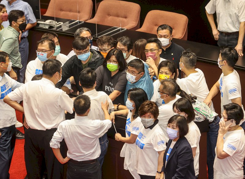 為確保行政院長蘇貞昌28日順利上台施政報告,立法院民進黨團成員27日晚間就在議場門口排隊守夜,一早搶進議場,先占據施政報告位置,但國民黨立委在旁包圍等待,雙方僵持不下。中央社記者鄭清元攝 110年9月28日 (圖:中央社)