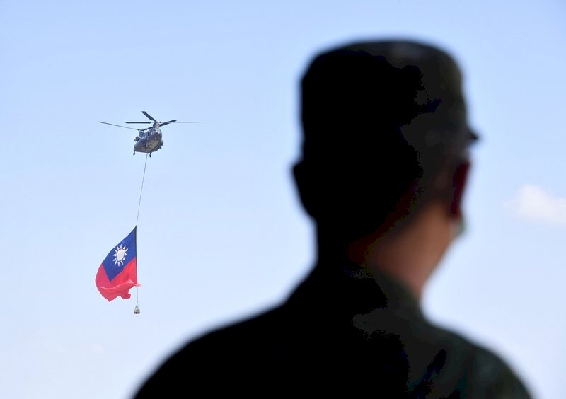 陸軍航空特戰指揮部28日在桃園龍城營區,對外公開雙十節國慶大會旋翼機吊掛國旗作業,圖為CH-47運輸直升機吊掛巨幅國旗升空。中央社記者王飛華攝 110年9月28日 (圖:中央社)