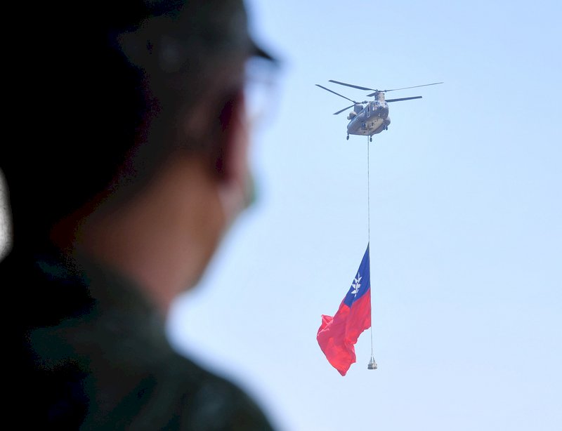 今年雙十國慶活動的亮點,是陸軍CH-47重型運輸直升機吊掛18乘12公尺巨幅國旗通過總統府上空。陸軍航特部601旅28日在桃園龍城營區進行預演,直升機成功升空,國旗在空中飛揚。中央社記者王飛華攝 110年9月28日 (圖:中央社)