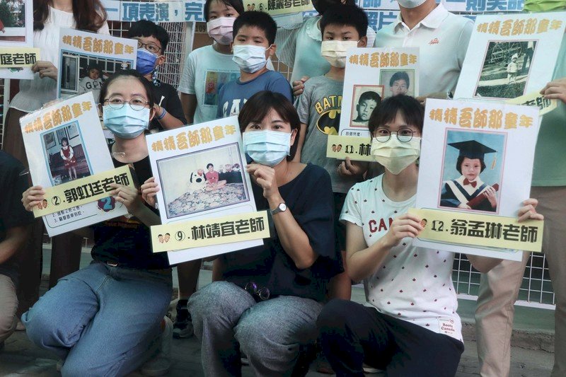受疫情影響,許多學校無法舉行集會式敬師活動,於是紛紛發揮創意增加師生互動。高雄市小港區青山國小慶祝教師節,由老師自發提供童年照片,讓學生猜照片中的人物是哪名老師。(高雄市教育局提供)中央社記者蔡孟妤傳真 110年9月28日 (圖:中央社)