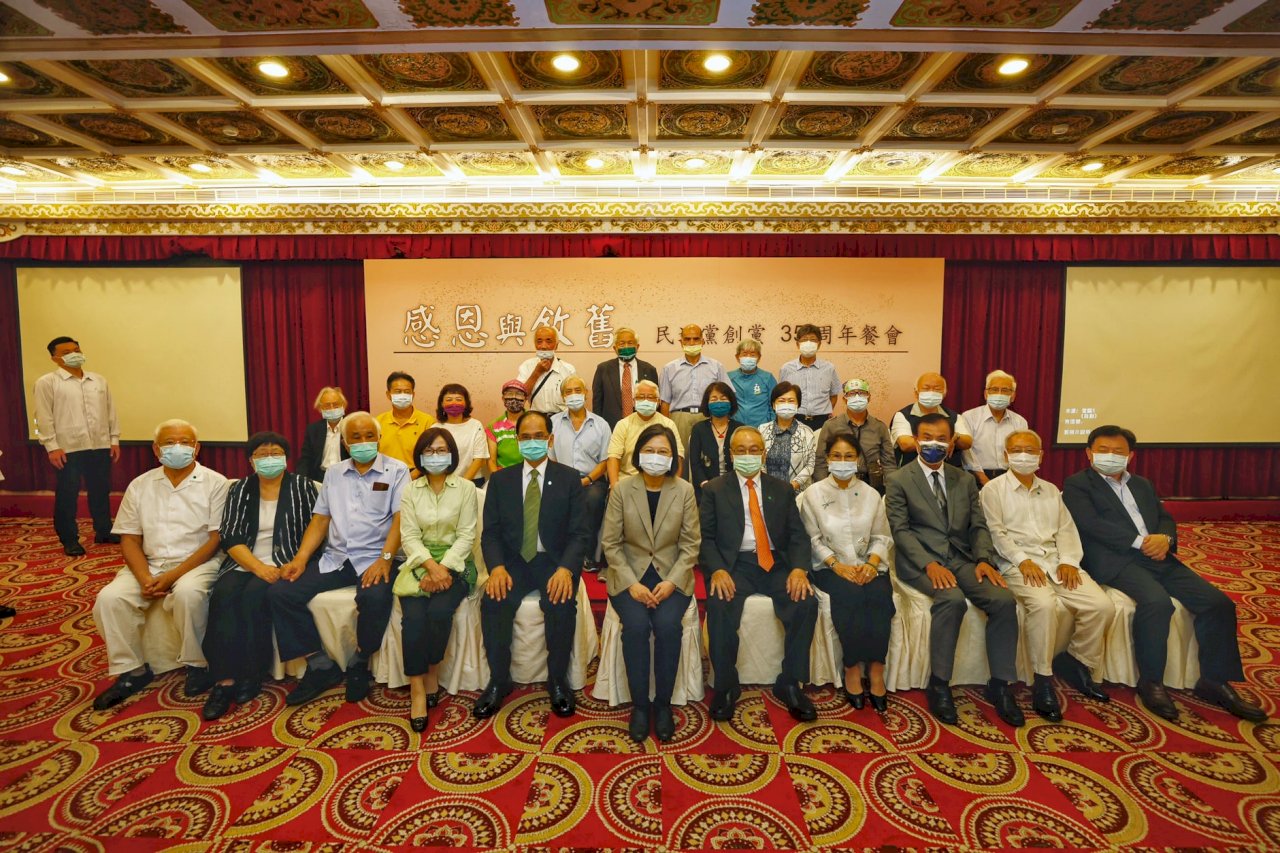 民進黨創黨35週年 蔡總統向民主前輩致意 感謝大家勇敢承擔