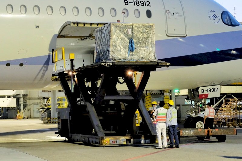 首批客製化標籤BNT疫苗55萬劑 運抵桃園機場