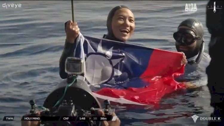 自由潛水世錦賽台灣國旗被消失  選手侯一明披國旗反制