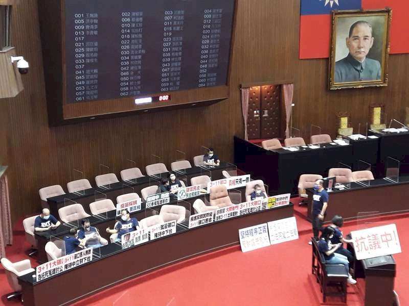 藍委再占領議場官員席 持續杯葛院會議事