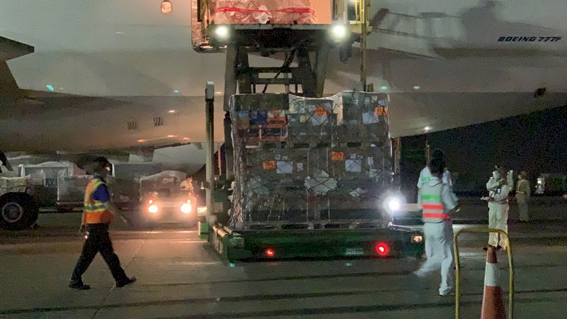 立陶宛捐第2批AZ疫苗 23.59萬劑晚間運抵桃機