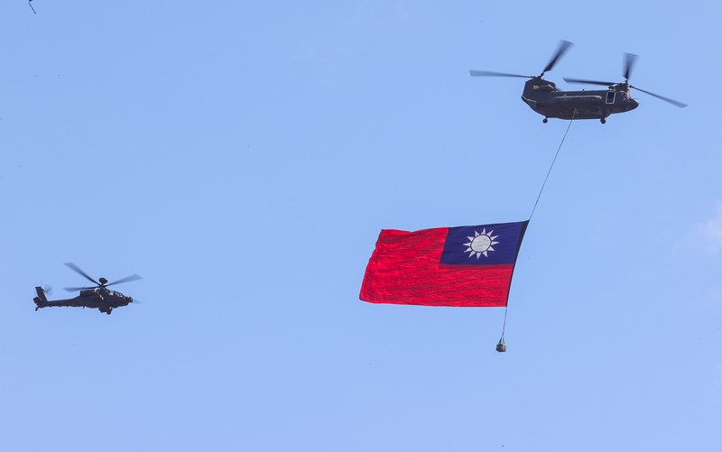 國慶空中兵力預演  直升機掛巨幅國旗通過總統府上空