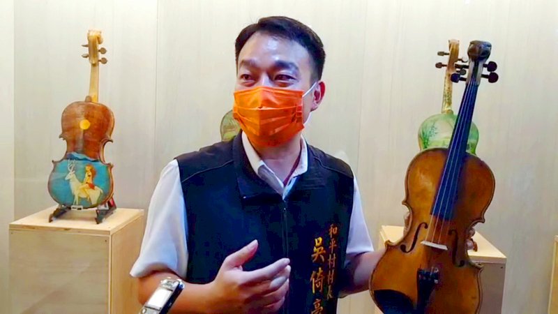 嘉義縣大埔鄉和平村民以曾文水庫漂流木打造小提琴,在西拉雅國家風景區管理處大埔旅遊資訊站展出,和平村長吳倚豪12日表示,村民製作的每把提琴都是獨一無二的。中央社記者蔡智明攝 110年10月12日 (圖:中央社)