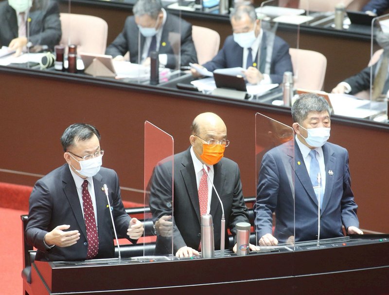 立法院會12日繼續邀請行政院長蘇貞昌(中)率各部會官員進行施政總質詢。民眾黨立委高虹安質詢時指出,簡訊實聯制新台幣3億元預算估可供30億則簡訊使用,目前已用近23億則,未來若經費用罄,該怎麼辦;國家通訊傳播委員會(NCC)主委陳耀祥(左)表示,盼電信業者共體時艱,撐到最後。圖右為衛福部長陳時中。中央社記者郭日曉攝 110年10月12日 (圖:中央社)