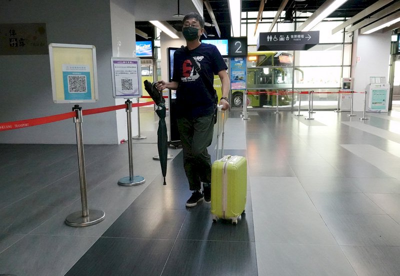 交通部觀光局配合振興五倍券規劃的國旅券12日抽出首批60萬名幸運兒,中獎者為身分證後2碼為21、32、98、67、97及後3碼為410的民眾,中籤的幸運兒將會在下午5時收到簡訊確認通知。中央社記者鄭傑文攝 110年10月12日 (圖:中央社)