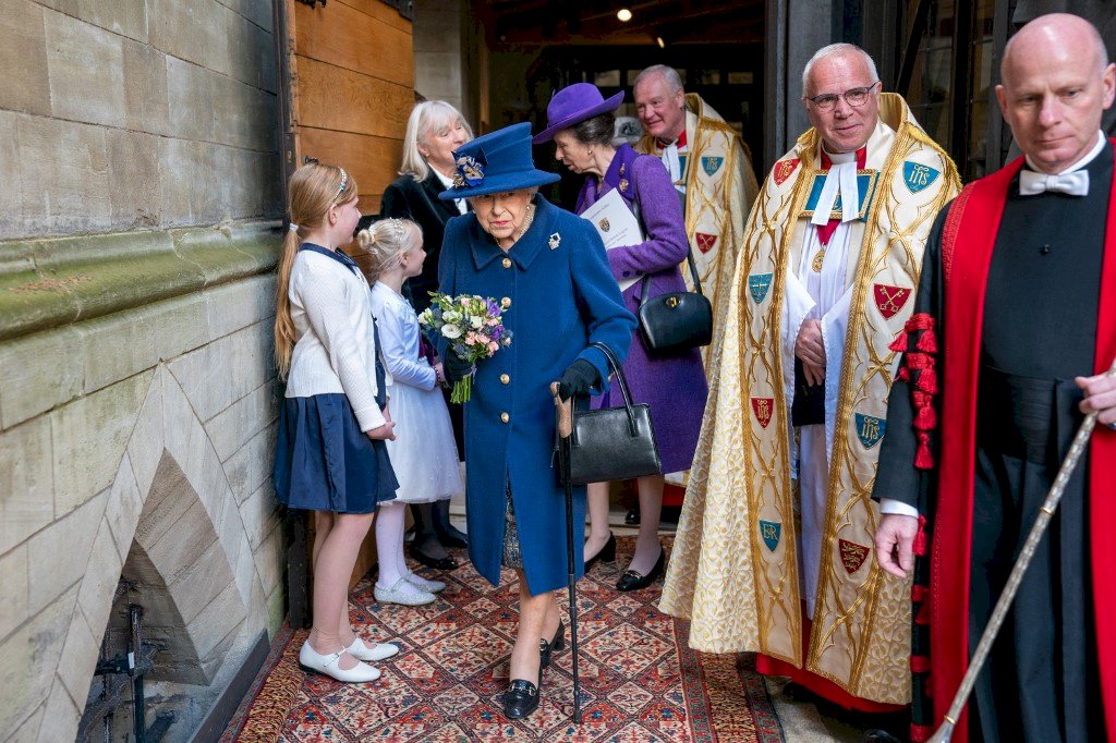 95歲英國女王赴西敏寺 罕見公開拄杖走路
