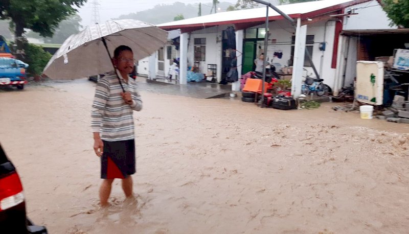 颱風圓規外圍環流豪雨轟炸,花蓮多處有積水災情,13日玉里鎮源城里發生土石流灌進民宅,7人受困,警消獲報前往救援。(花蓮縣消防局提供) (圖:中央社)