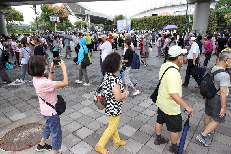 台北市13日開放68歲以上莫德納第2劑在花博爭艷館大型接種站開打,現場大排長龍、動線混亂。中央社記者鄭傑文攝 110年10月13日 (圖:中央社)