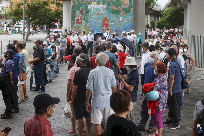 北市花博疫苗接種站排長龍又逢下雨 蔡炳坤:對長者抱歉