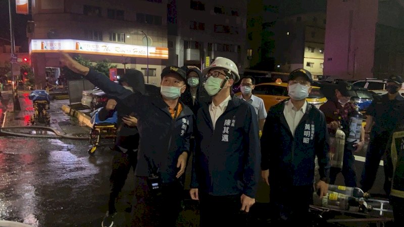 高雄社區大火 陳其邁取消行程趕赴現場