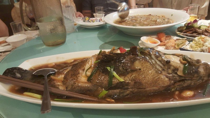 澎湖縣政府搶攻秋冬旅遊市場推出「戀戀海味澎湖美食假期」,結合主題活動「海鮮一條街」,有多家餐廳提供精緻美食與生猛海鮮大菜。中央社 110年10月14日 (圖:中央社)