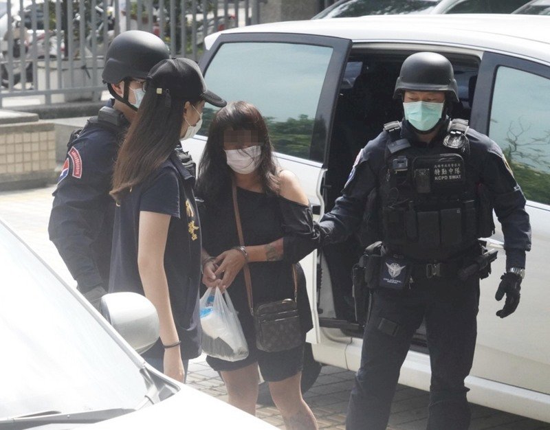 高雄城中城大樓火災追查肇因,檢警在一樓茶具行後方小套房內找到燒焦香爐,並帶回曾入內喝酒的郭姓男子、黃姓女子(右2),兩人15日上午被警方送至雄檢複訊,黃女面容憔悴,不發一語。中央社記者董俊志攝 110年10月15日 (圖:中央社)