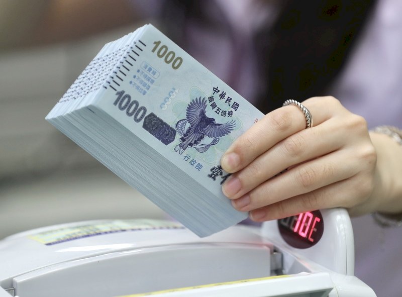 行政院振興五倍券8日上路以來已滿一週,台灣銀行15日開放店家兌領紙本五倍券,且免收手續費。中央社記者張皓安攝 110年10月15日 (圖:中央社)