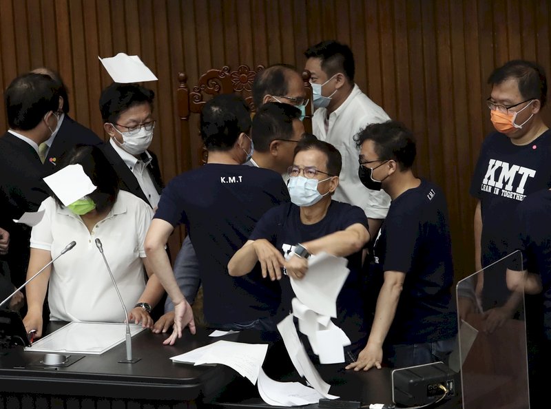 國民黨立委15日在立法院院會提出多案臨時動議表決,民進黨團則提議不處理第一案外其他議案,引發國民黨立委不滿衝上台抗議,國民黨立法委員賴士葆(前右3)撕掉提案書,怒丟抗議。中央社記者吳家昇攝 110年10月15日 (圖:中央社)