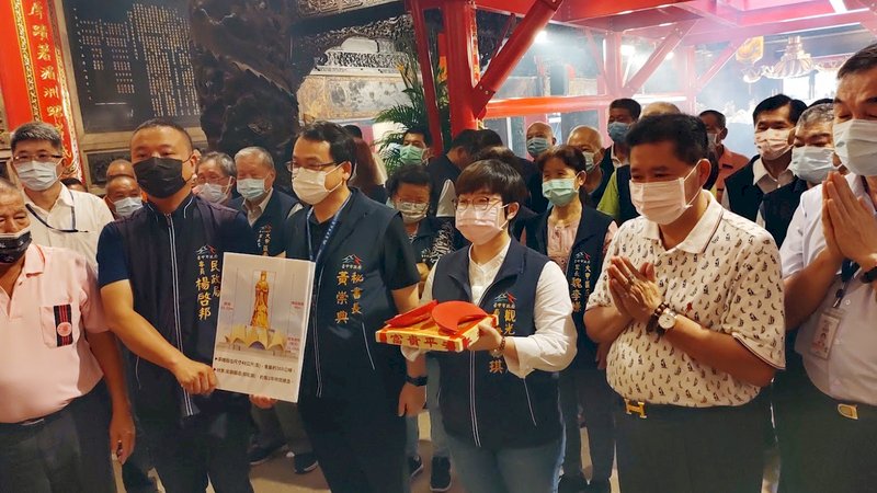 台中大安港媽祖文化園區因無雕像,閒置許久,台中市觀旅局長韓育琪(前右3)15日到鎮瀾宮參拜,擲筊決定雕像為石雕材質。(市府提供)中央社記者趙麗妍傳真 110年10月15日 (圖:中央社)