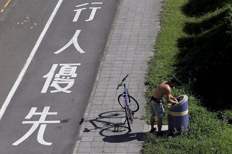 大台北地區15日天氣明顯好轉,各地大都為多雲時晴的天氣型態,不過根據中央氣象局預報資料,16日下半天起東北風將增強,17至18日影響最顯著。圖為15日午後民眾把握好天氣,打著赤膊出外運動。中央社記者郭日曉攝 110年10月15日 (圖:中央社)