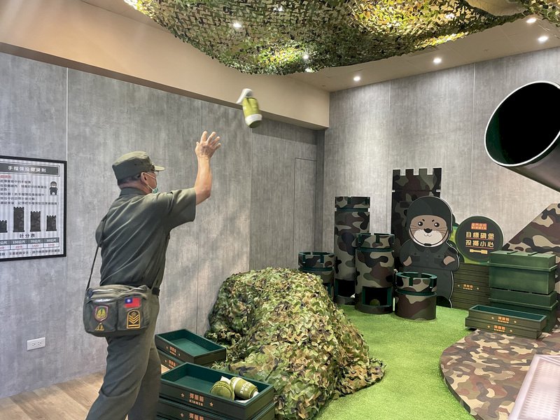 2021金門老兵召集令自15日起到12月15日為期兩個月熱鬧展開,縣府並在尚義機場金門形象館打造主題情境特展,其中一區「手榴彈投擲遊戲」十分受歡迎。中央社記者黃慧敏攝 110年10月15日 (圖:中央社)