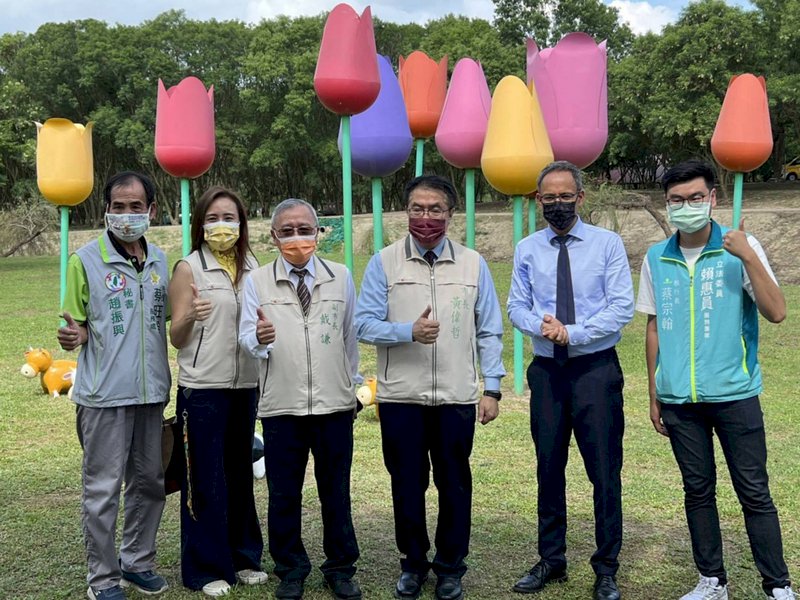 台南市柳營區「2021德元埤荷蘭村風車節」16日開幕,荷蘭在台辦事處代表譚敬南(Guido Tielman)(右2)、台南市長黃偉哲(右3)等人出席。(台南市政府提供)中央社記者張榮祥台南傳真 110年10月16日 (圖:中央社)