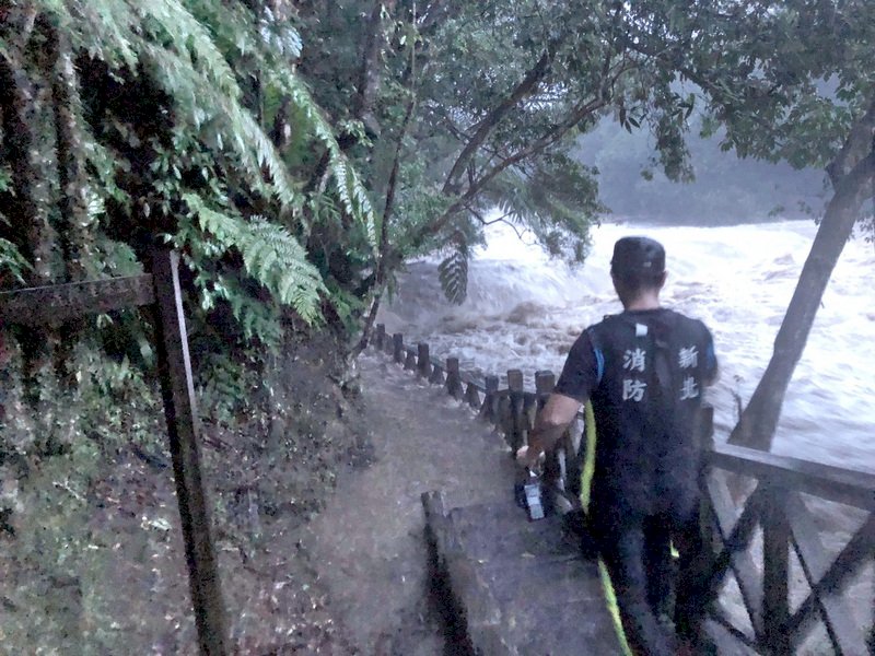 新北雙溪居民體驗營大雨落水 6人失聯