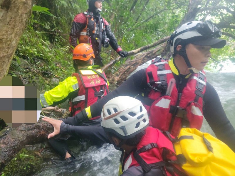 虎豹潭6人落水尋獲第3人 劉姓男童無生命跡象