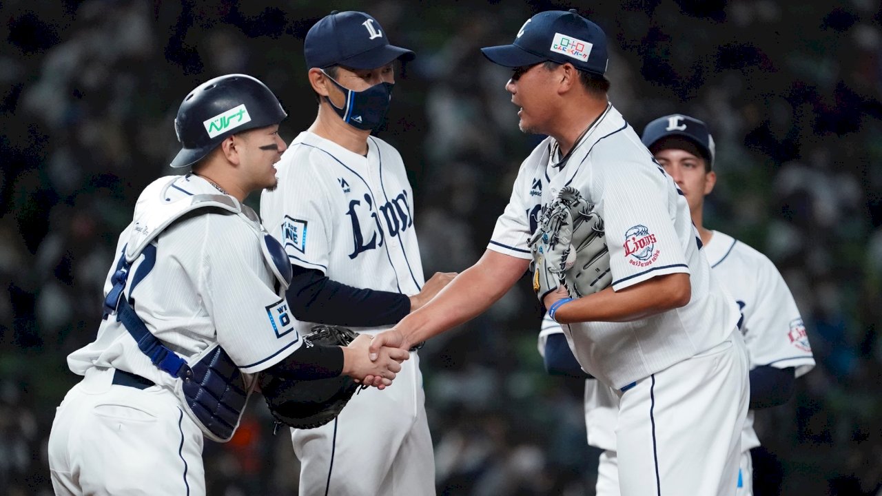 松坂大輔23年棒球生涯掌聲中謝幕 引退賽只投一人次微笑告別