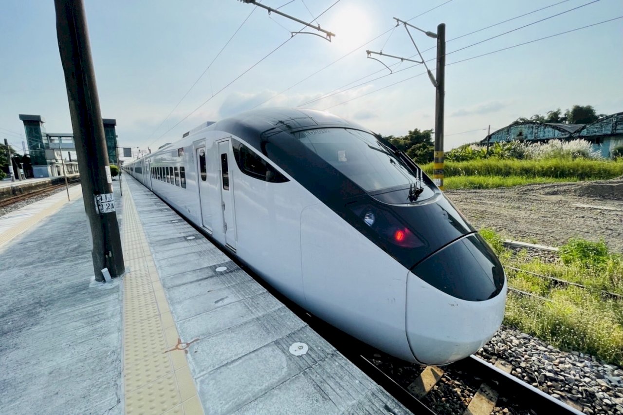 台鐵EMU3000躍2022年月曆 新舊車款同框11日開賣