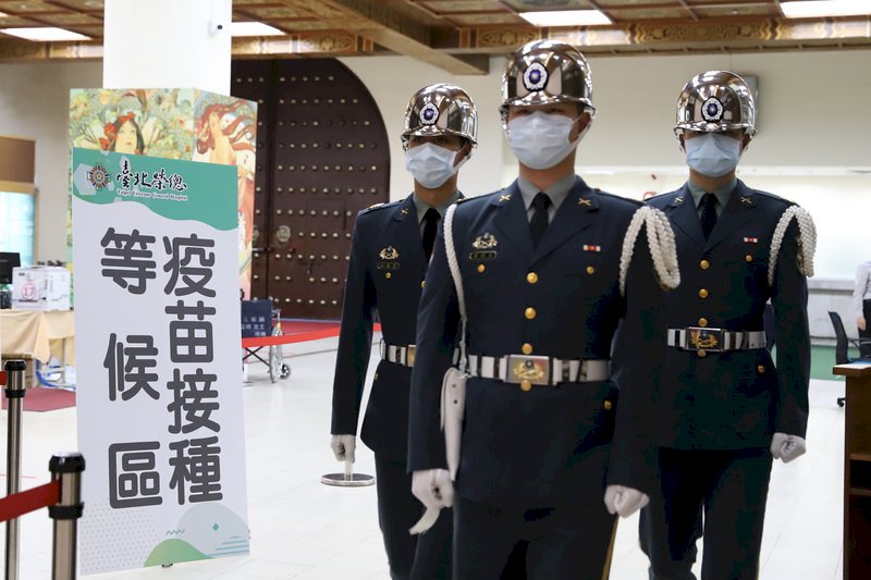 中正紀念堂接種站量能全開 半小時逾500人報到