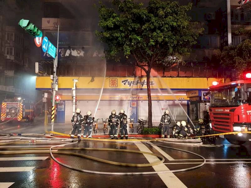 北市40年老字號唐宮蒙古烤肉深夜大火 疏散17人無傷亡