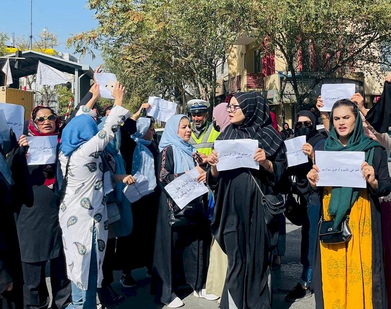 女性走上街頭 抗議世界沈默坐視阿富汗危機