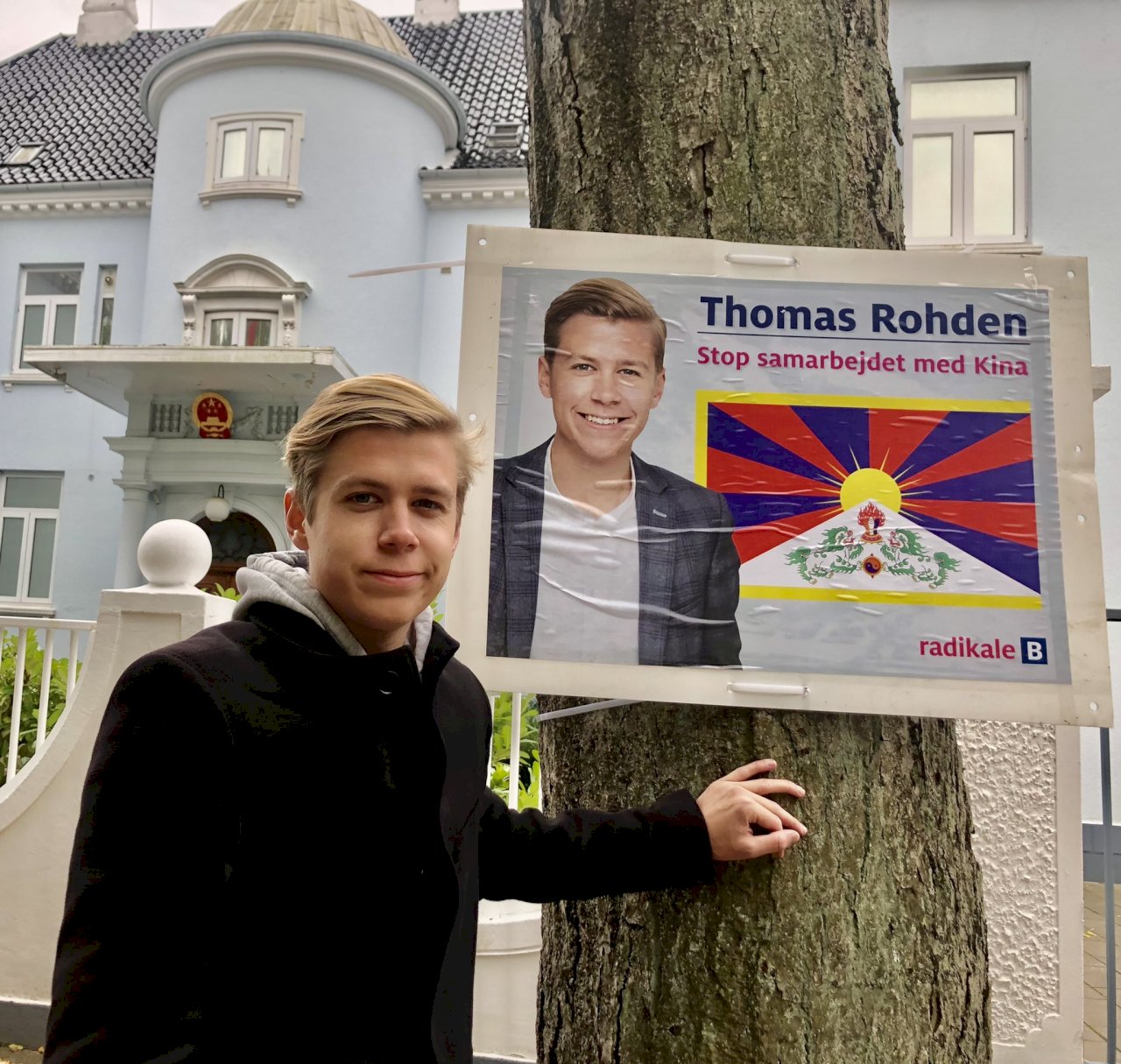 競選海報附西藏旗貼丹麥中國使館外 中國氣跳腳