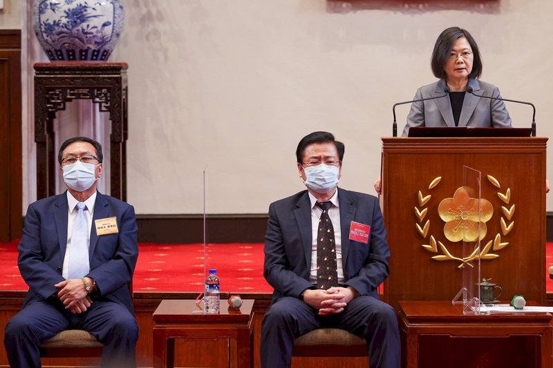 總統蔡英文(右)28日在總統府接見中華民國全國商業總會理事長許舒博(前左2)等人,並致詞感謝優良商人獎得獎人及優良外商等得獎者一起打拚、共同對抗疫情挑戰,鼓勵持續努力在各領域拿出好成績,為台灣社會帶來正面力量。中央社記者鄭清元攝 110年10月28日 (圖:中央社)