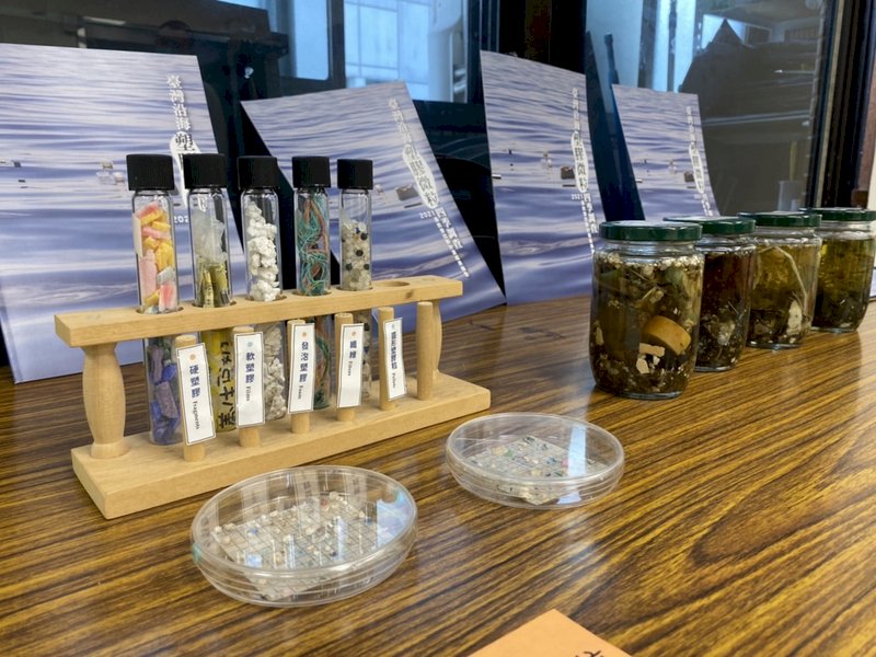環保團體黑潮海洋文教基金會從2018年開始進行台灣沿海塑膠微粒污染現況調查,28日舉行記者會公布調查結果,綜合海陸數據,發現台灣東北海域塑膠微粒數量最多,最多的季節為夏季。中央社記者吳欣紜攝 110年10月28日 (圖:中央社)