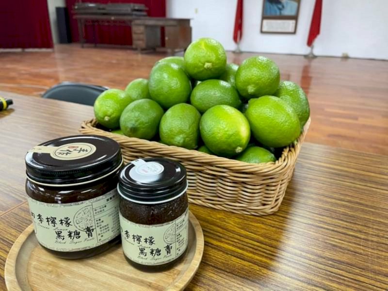 屏東縣為全台檸檬最大產區,九如鄉農會為提升有機檸檬附加價值,研發推出檸檬枇杷膏、檸檬葡萄糖胺及檸檬黑糖膏等商品,解決檸檬滯銷問題。(龔泰文提供)中央社記者郭芷瑄傳真 110年10月28日 (圖:中央社)