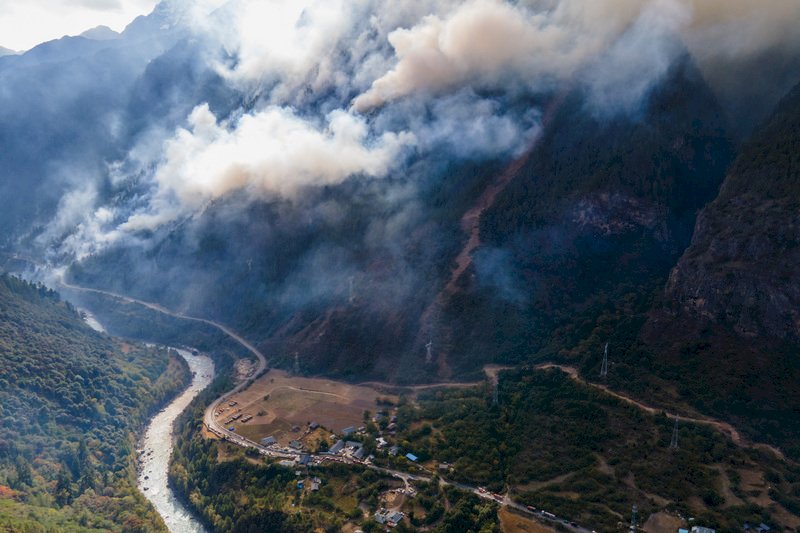 西藏林芝森林大火延燒6天 火勢尚未控制