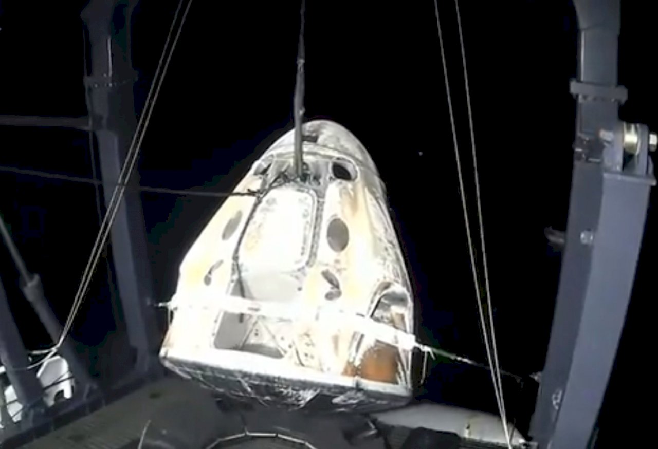 回到地球真好 SpaceX太空艙順利濺落佛州外海