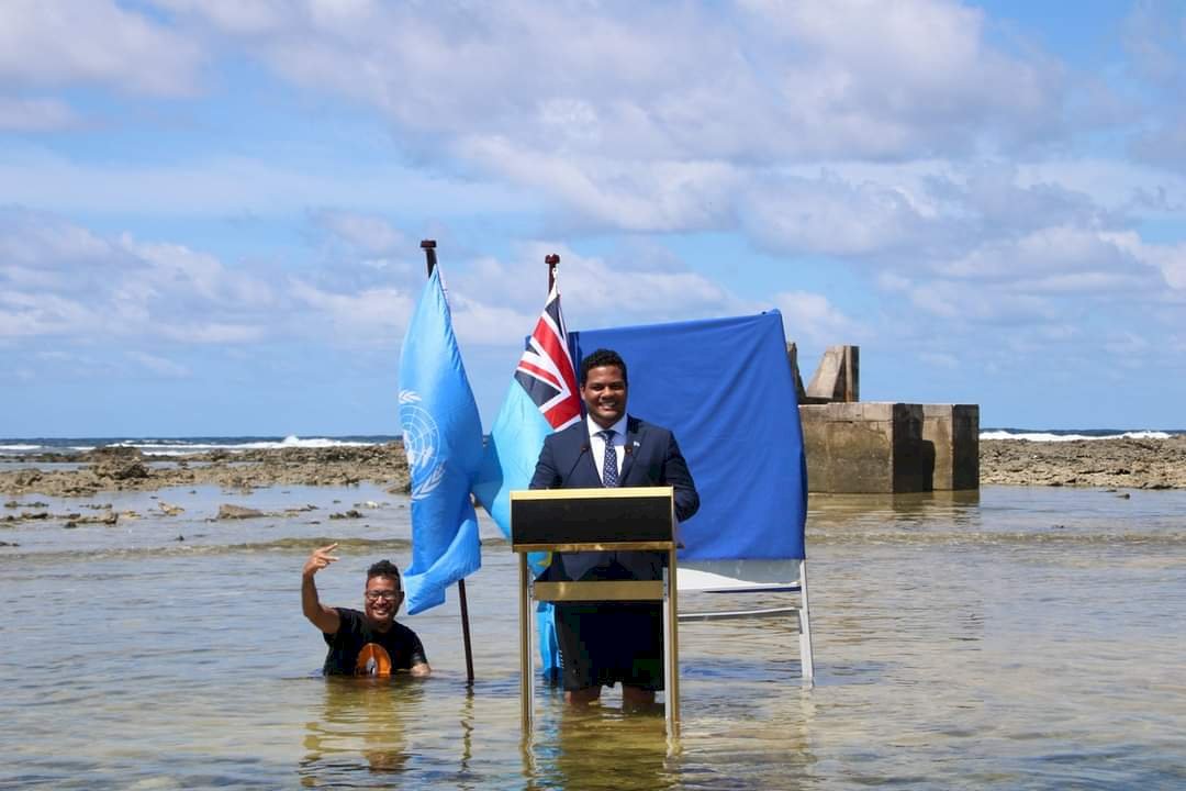 氣候變遷威脅生存 吐瓦魯外長站在海水中演說