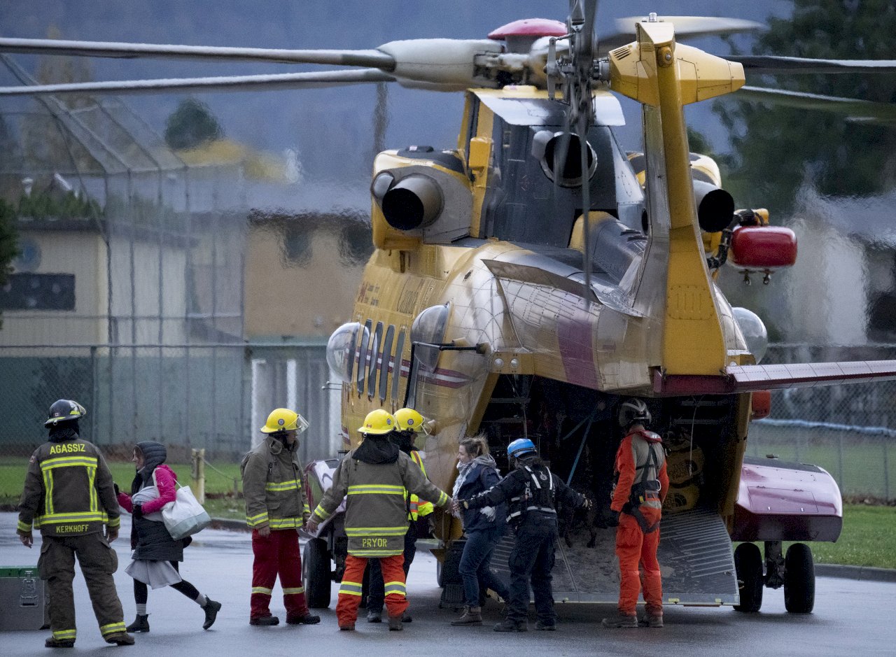 加拿大西部豪雨成災 車輛受困靠直升機救援