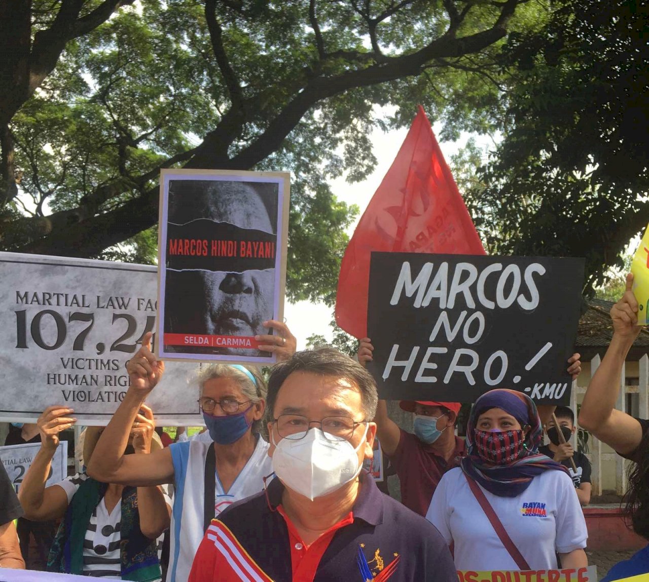 菲前獨裁者下葬週年 抗議人士：馬可仕不是英雄