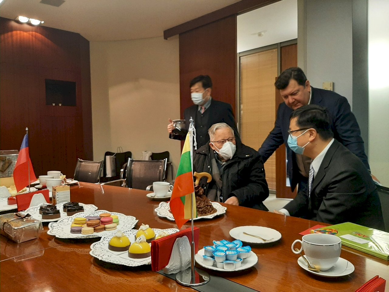 台灣代表處揭牌 89歲立陶宛國父到場祝賀