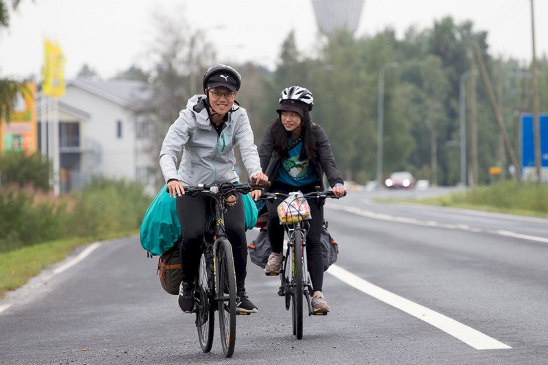 台灣人Y(右)、L(左)8月10日在芬蘭Nykarleby騎車。儘管疫情蔓延,兩人8月開始從北歐騎車穿越中、東歐抵土耳其,行經近8000公里。(當事人提供)中央社記者何宏儒安卡拉傳真 110年11月24日 (圖:中央社)