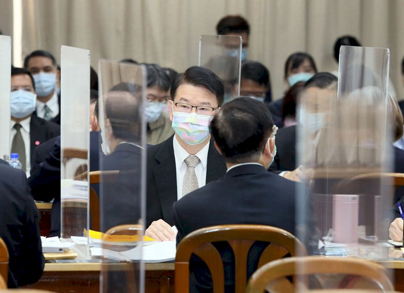 立法院司法及法制委員會24日邀請法務部長蔡清祥及調查局長王俊力(中),分別報告業務概況、立法計畫,並就「遂行國家安全任務維護、強化調查局法治紀律」進行專題報告,並備質詢。中央社記者郭日曉攝 110年11月24日 (圖:中央社)